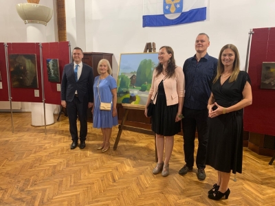 cilvēku kopbilde pie gleznas