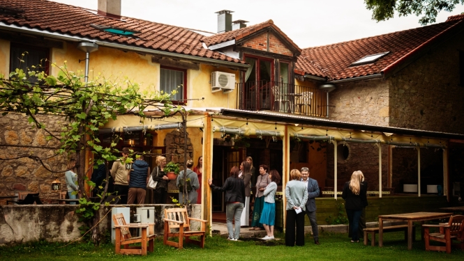 cilvēki apskata īpašumu