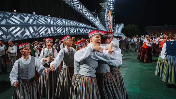 deju kolektīva zelli meitenes Daugavas stadionā