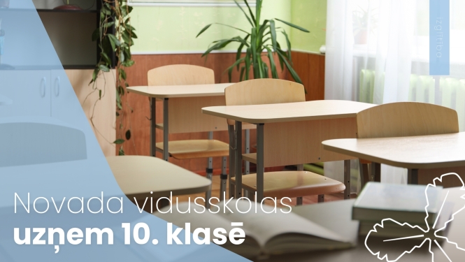 skolas kabinets ar galdiem un krēsliem
