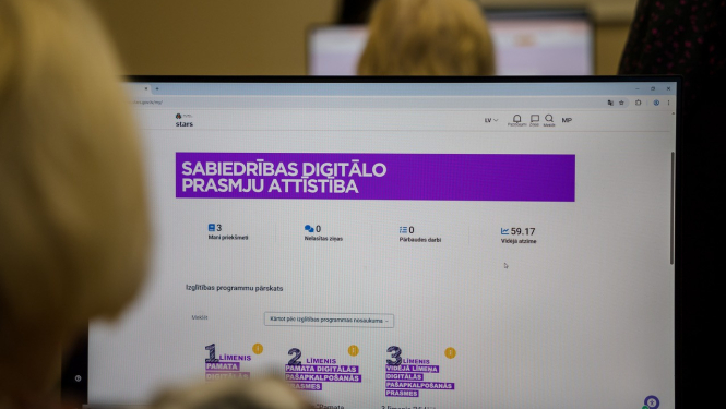 cilvēks apgūst digitālās prasmes