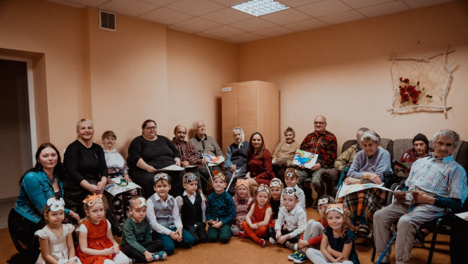 bērni kopā ar pansionāta iemītniekiem