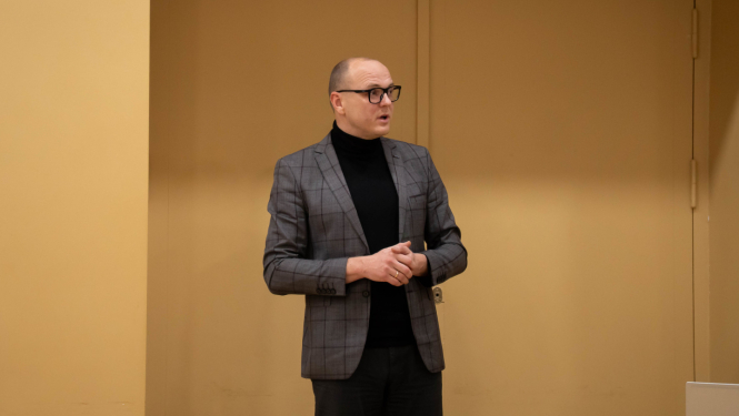 “Lauma A” valdes loceklis Andris Zābelis stāsta iedzīvotājiem
