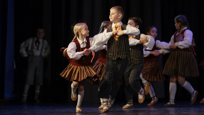 skolēni dejo tautas dejas