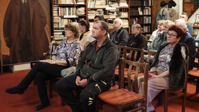 Cilvēki klausās prezentāciju