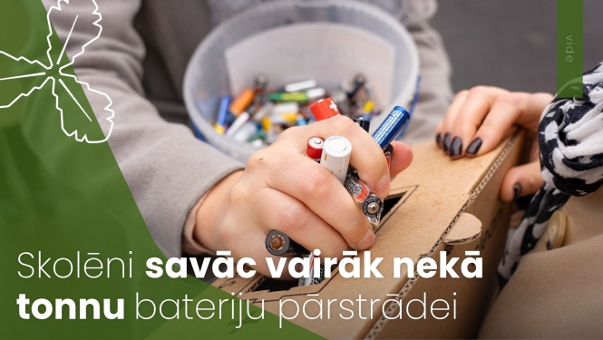 bērns liek kastē baterijas