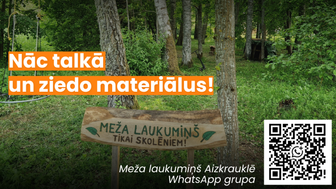 fonā mežs, pie kokiem piestiprināta norāde