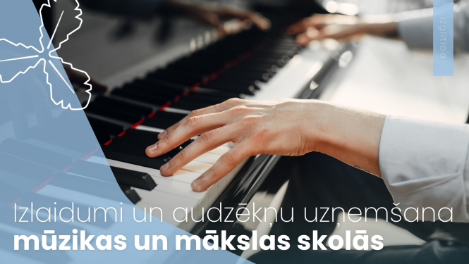 cilvēks spēlē klavieres