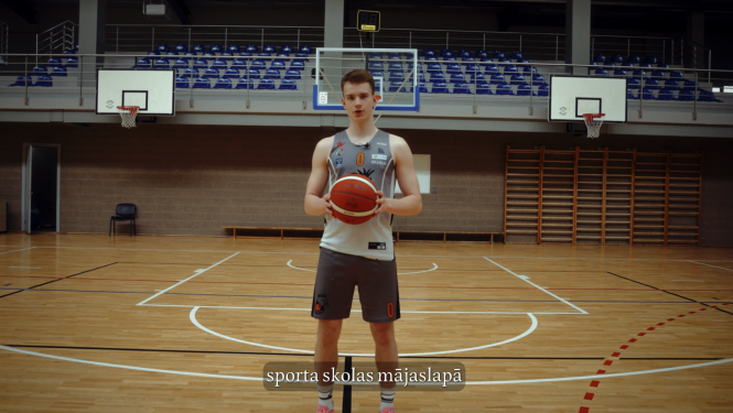 zēns tur basketbola bumbu rokās