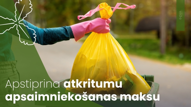 cilvēks liek atkritumu tvernē atkritumu maisu