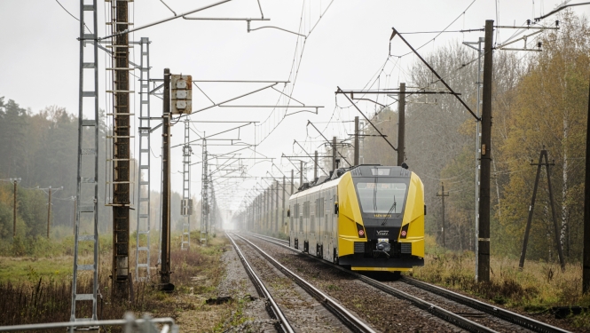 dzeltens vilciens uz sliedēm