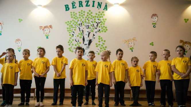 bērni koncertā