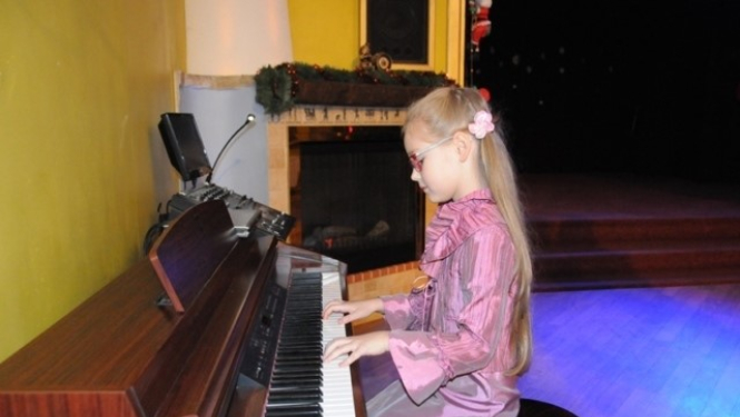 TALANTĪGA. Zane Dubinska starptautiskajā jauno pianistu konkursā “Ziemassvētku zvaigznes” ieguva pirmās pakāpes diplomu