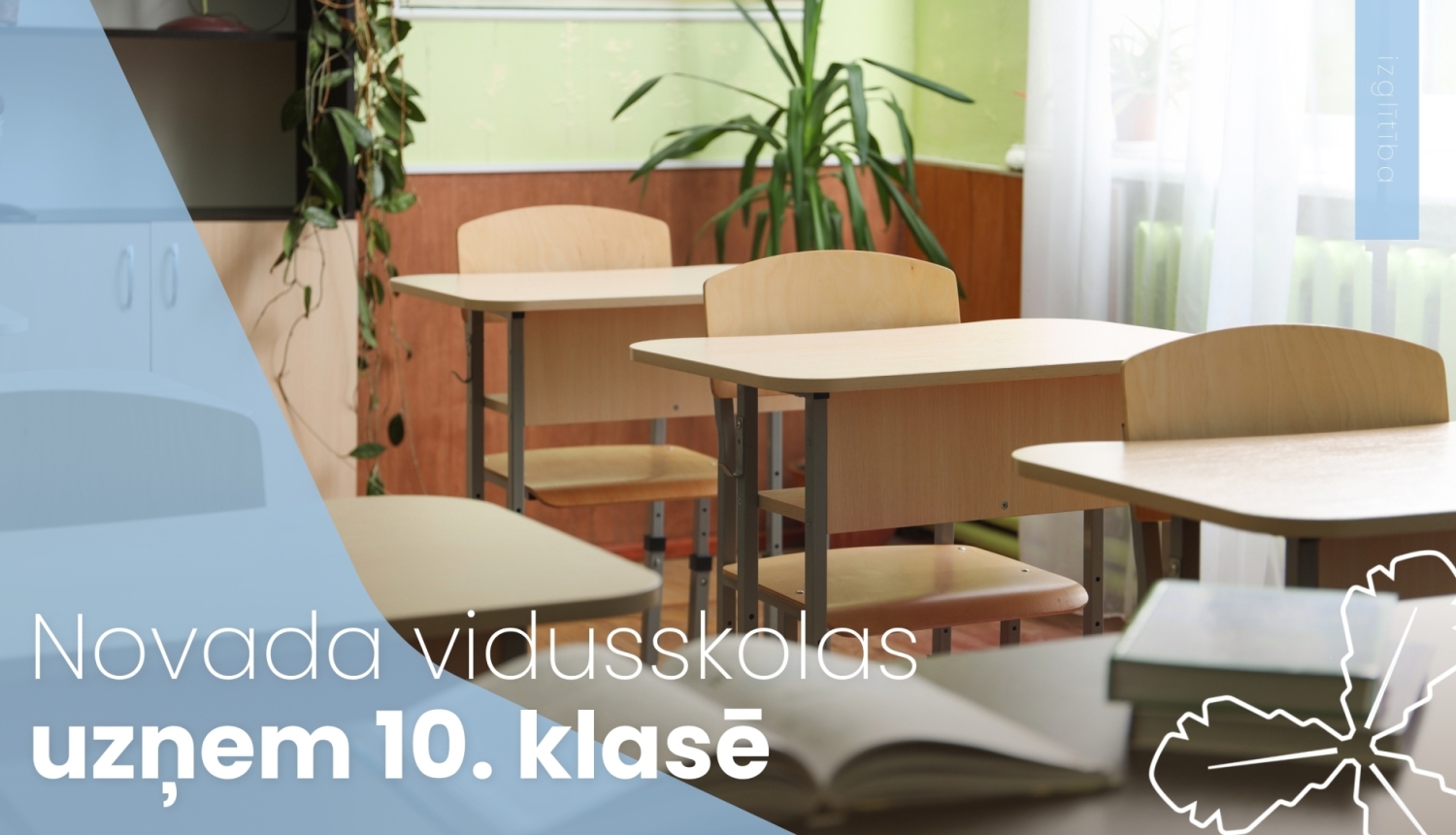 skolas kabinets ar galdiem un krēsliem