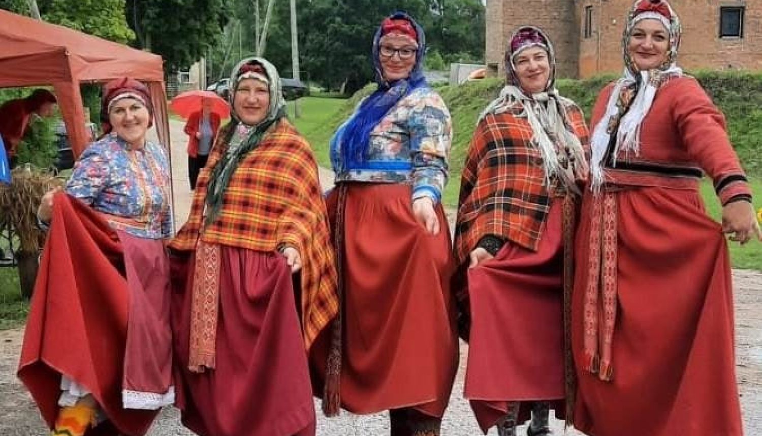 MAĢIE SUITI sola kārtīgu "SUITOŠANOS"! 