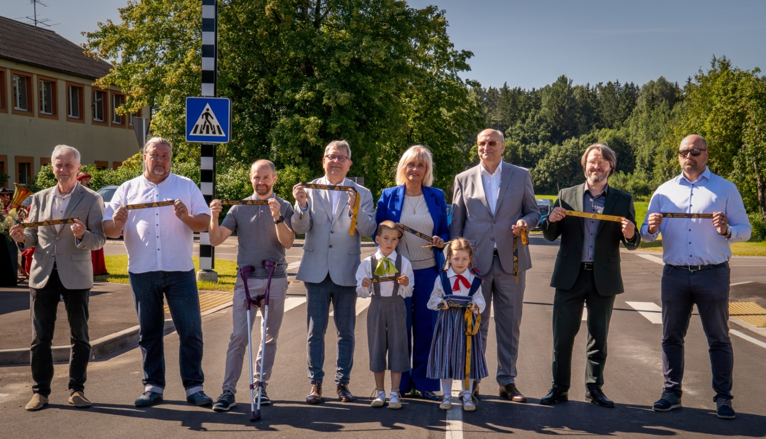 visi tur lentītes uz atklatā ceļa