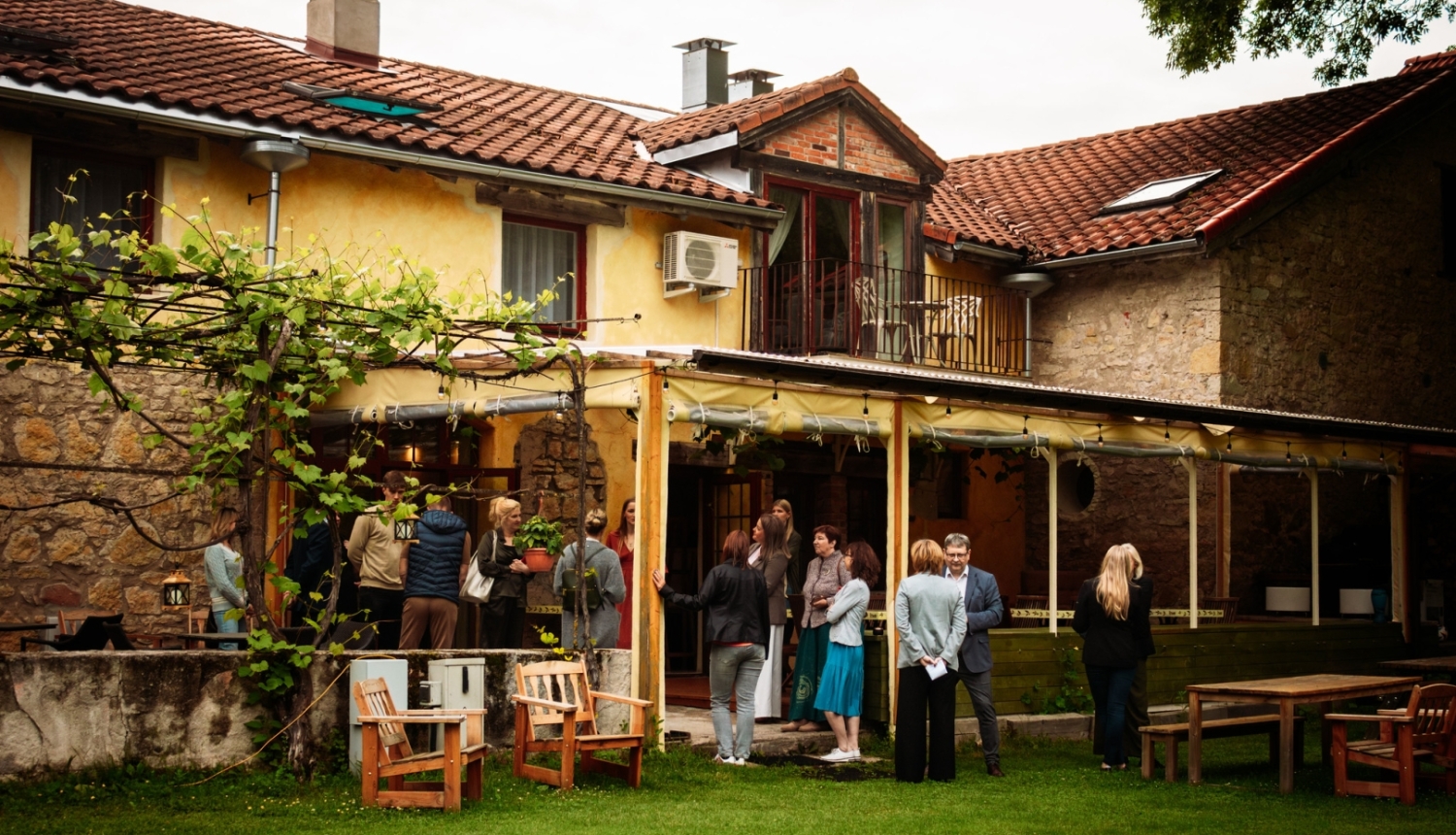 cilvēki apskata īpašumu