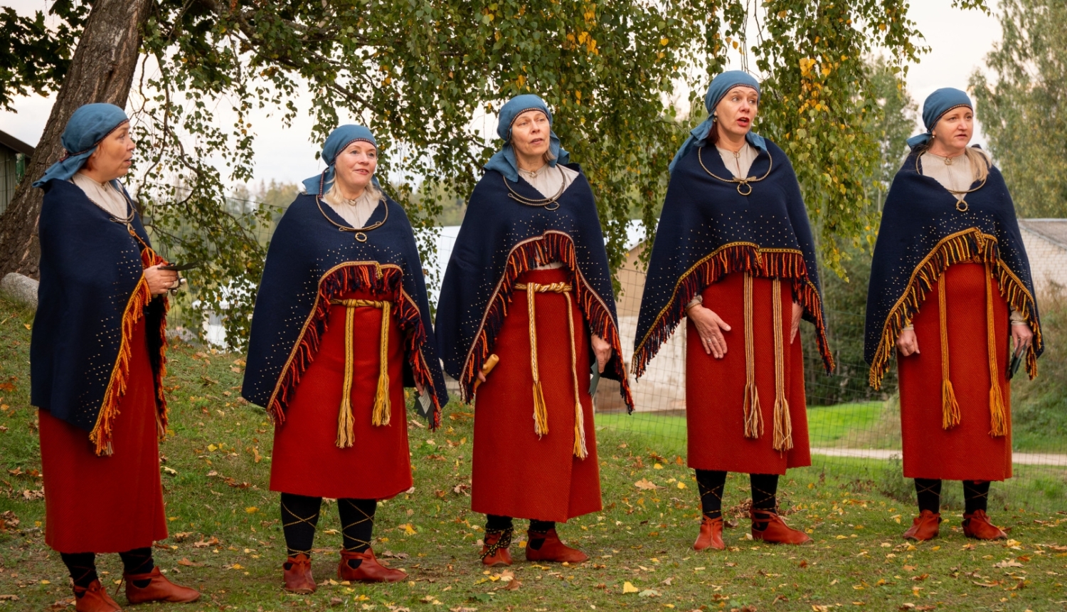 Sievietes tautastērpos uzstājas