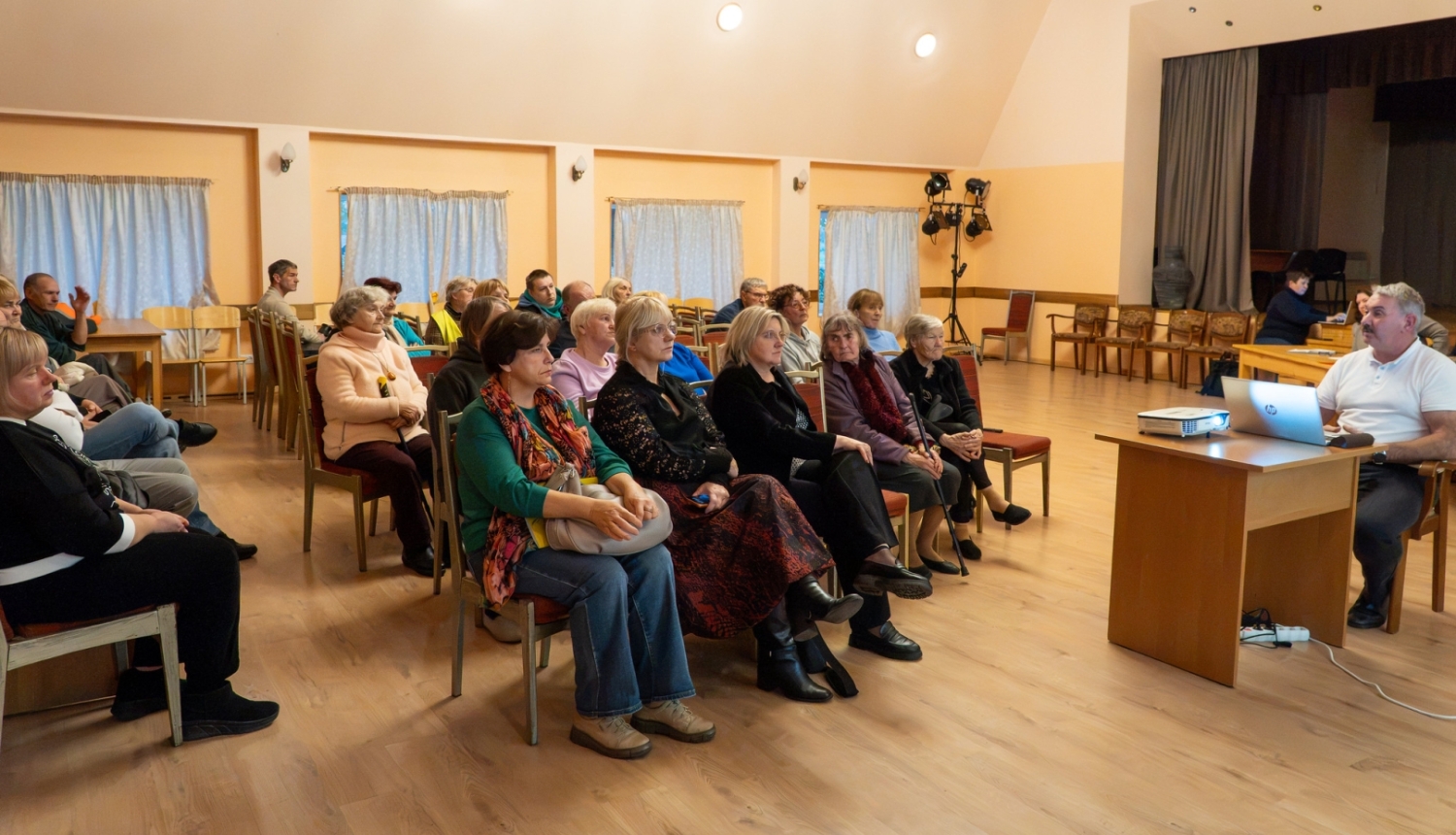 iedzīvotāji sapulcējušies uz tikšanos ar vadību