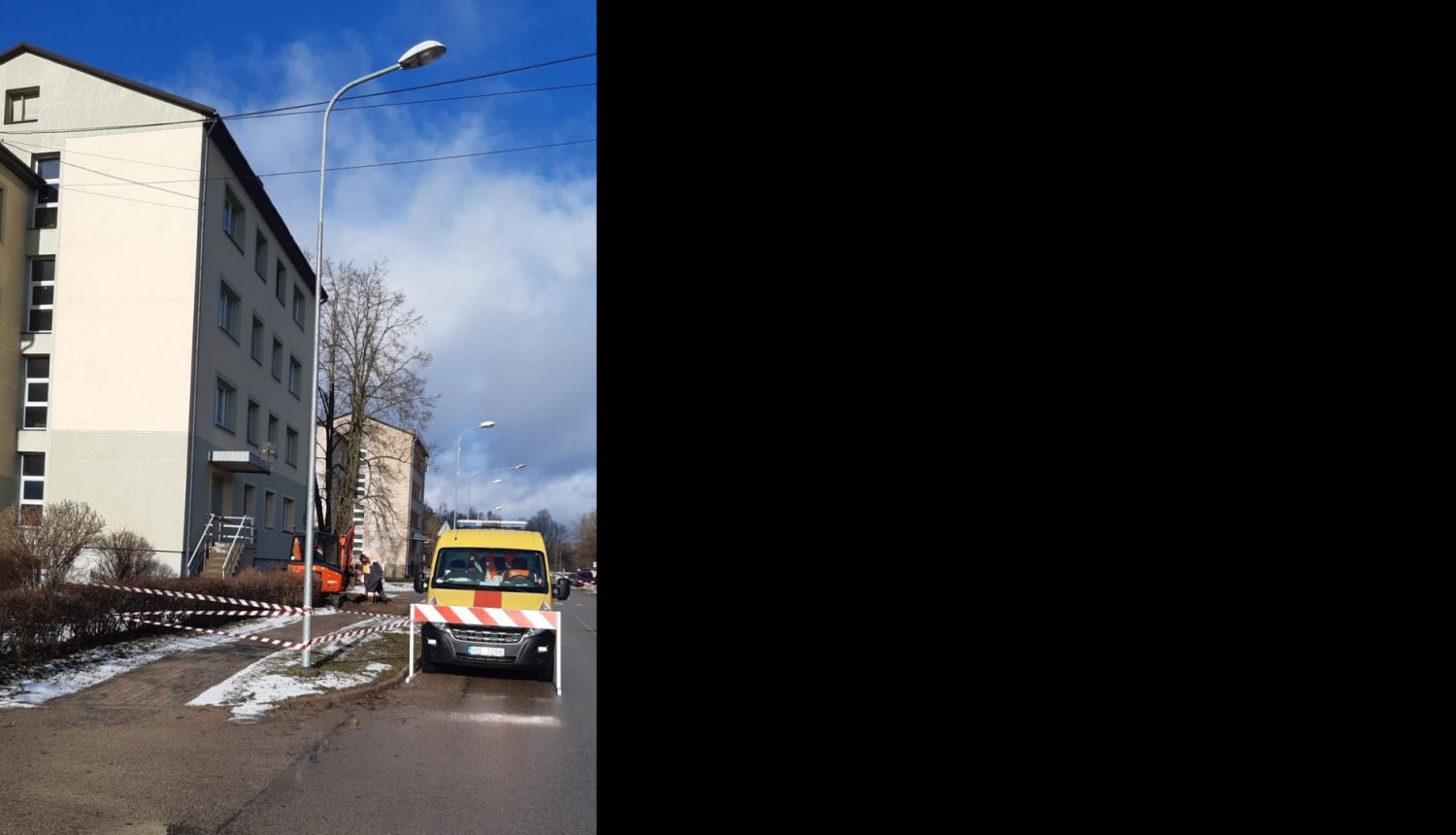 Daudzdzīvokļu namsa ar bridinājuma lentām