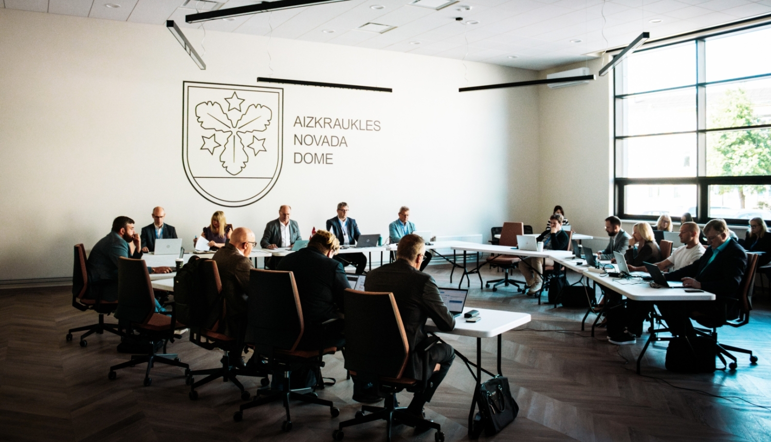 deputāti sēž jaunajā domes sēžu telpā