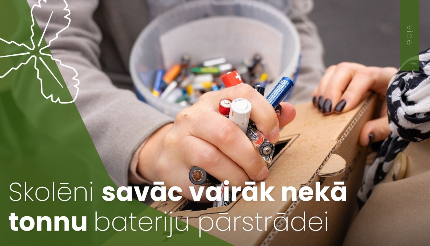 bērns liek kastē baterijas