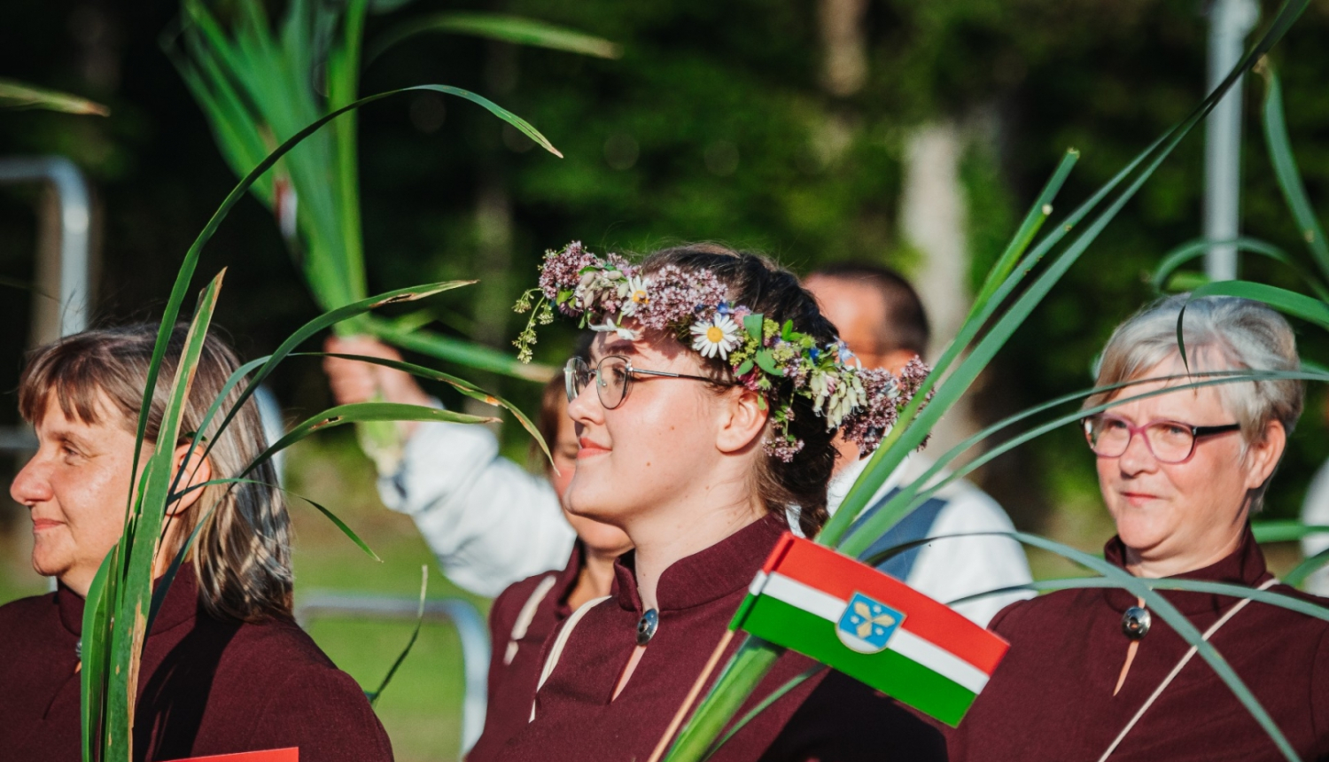 svēl=tku gājienā ar Sēlijas karodziņiem