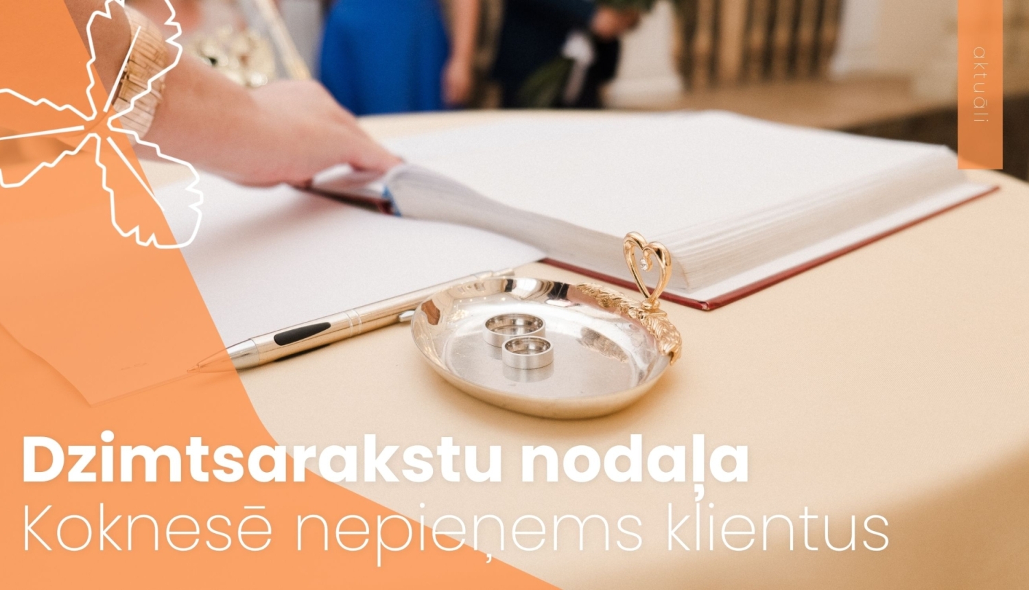 divi laulību gredzeni trauciņā, blakus dokumenti