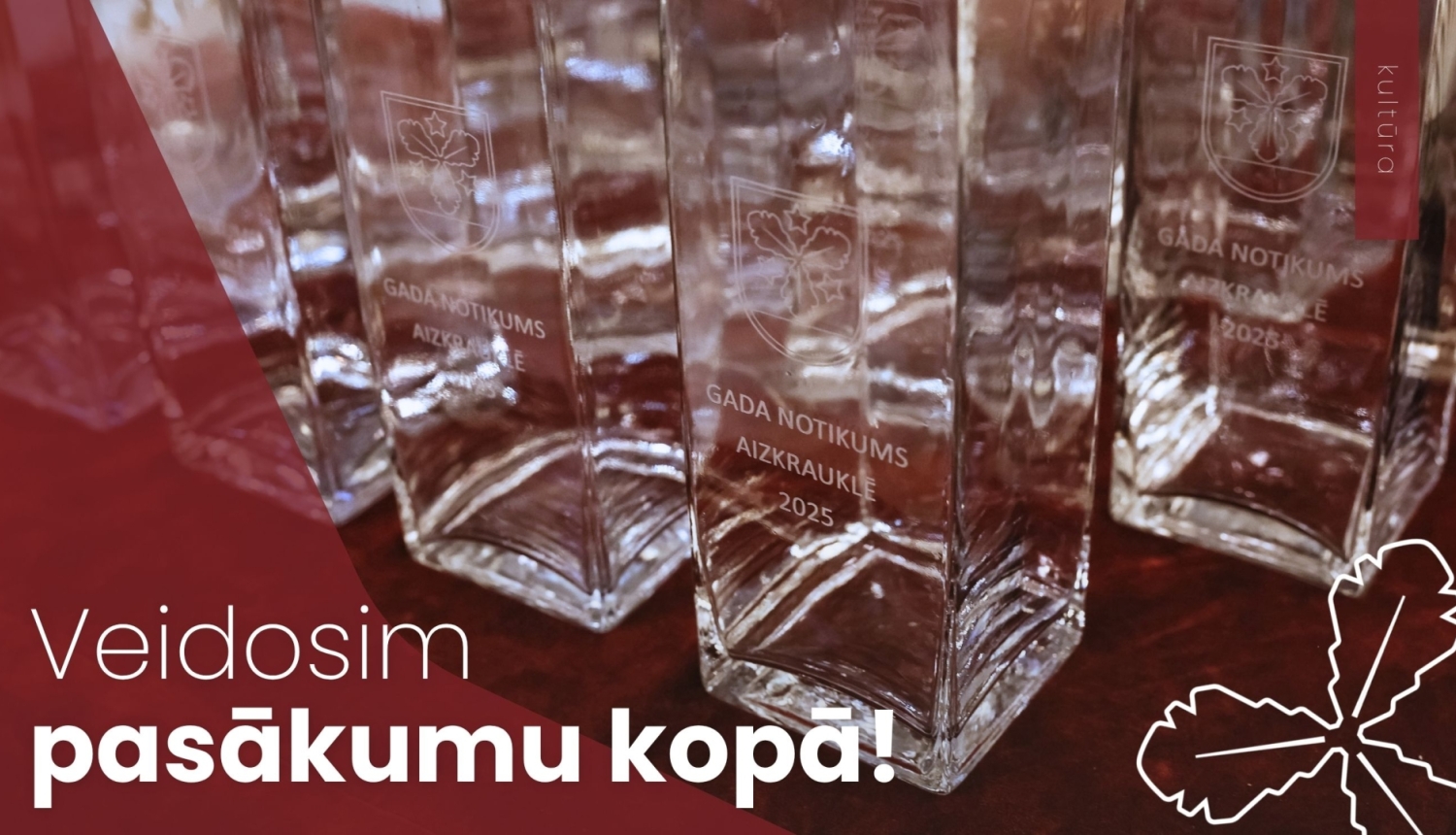 vāzes uz sarkana galda