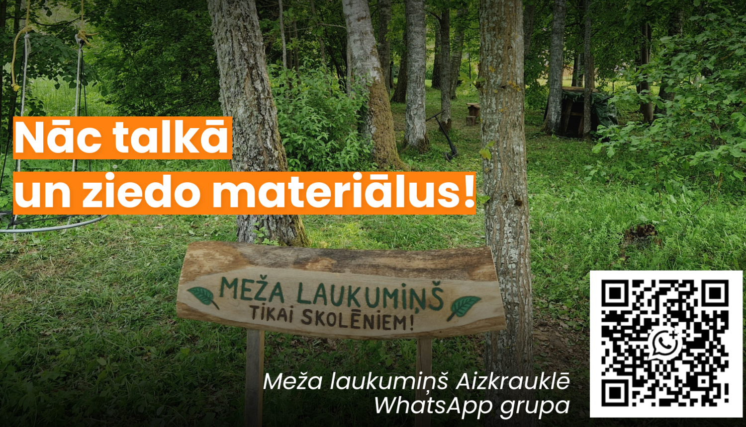 fonā mežs, pie kokiem piestiprināta norāde