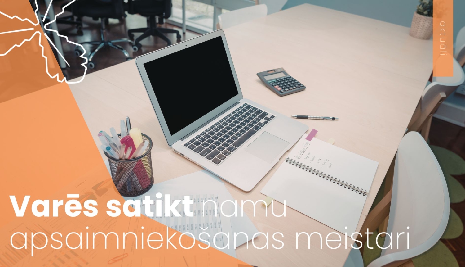 uz galda stāv dators, piezīmes un kancelejas piederumi