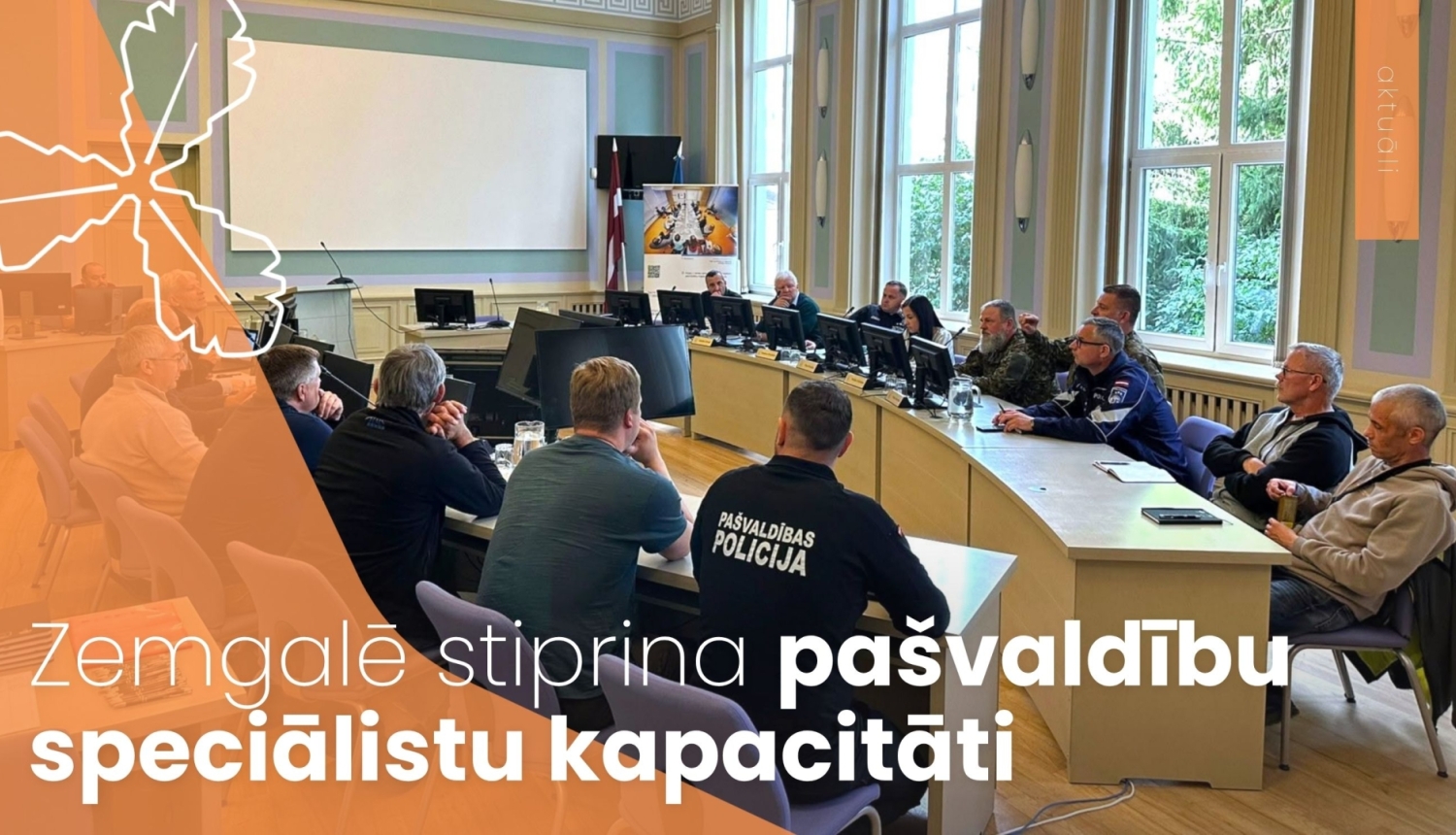 Cilvēki sēž pie galda