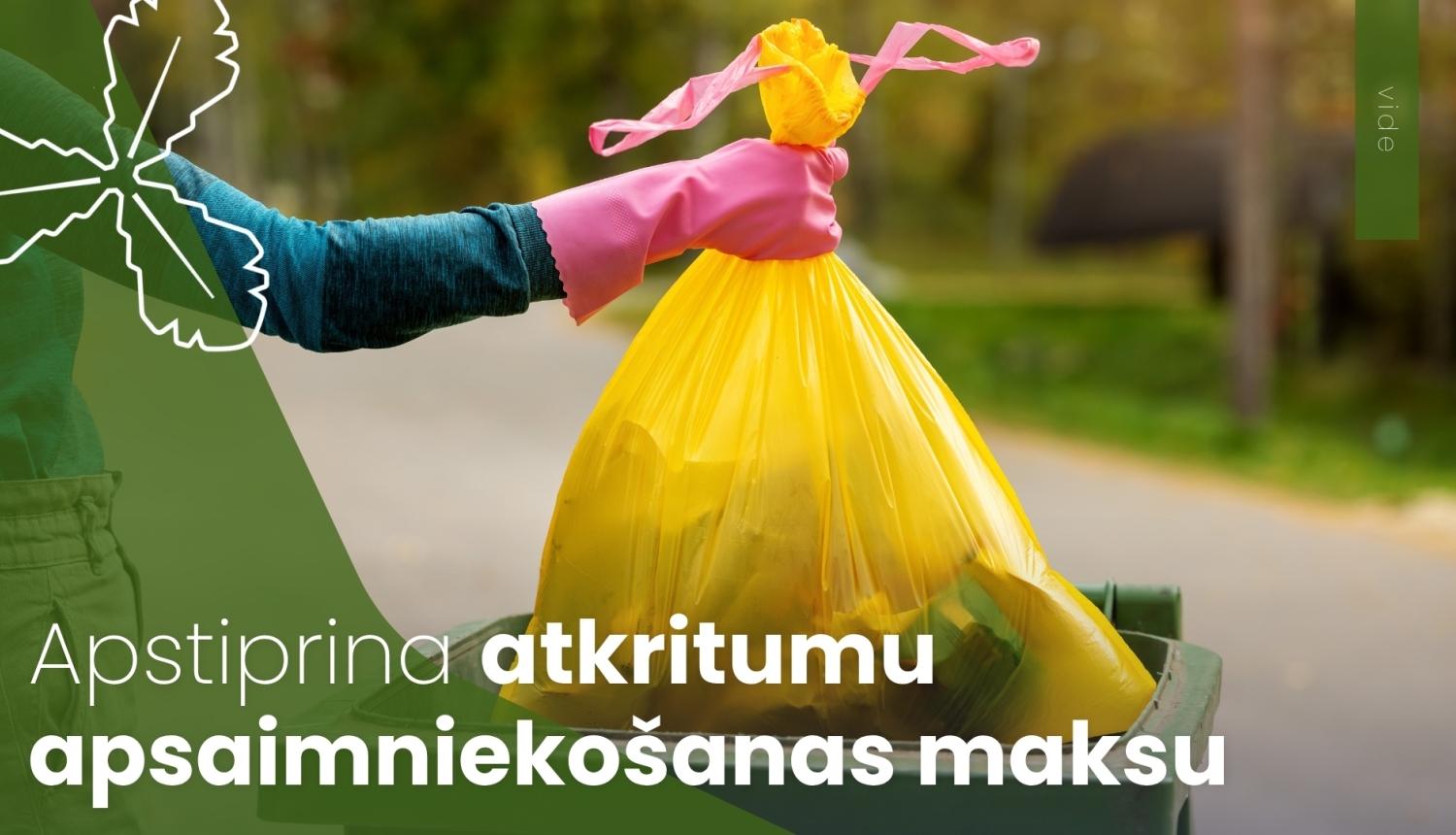 cilvēks liek atkritumu tvernē atkritumu maisu