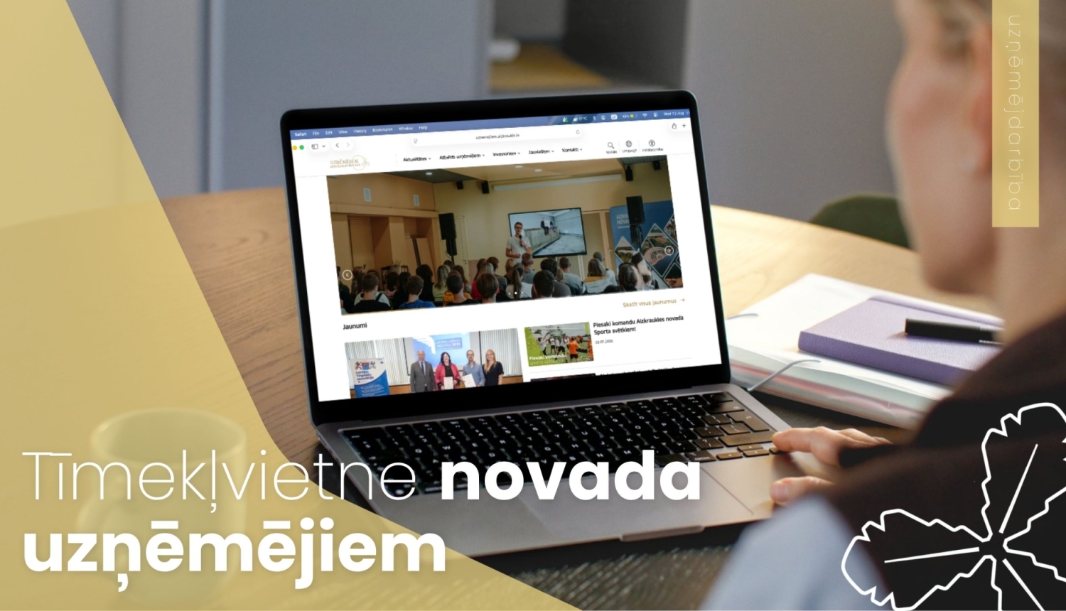 ācilvēks skatās datora ekrāna
