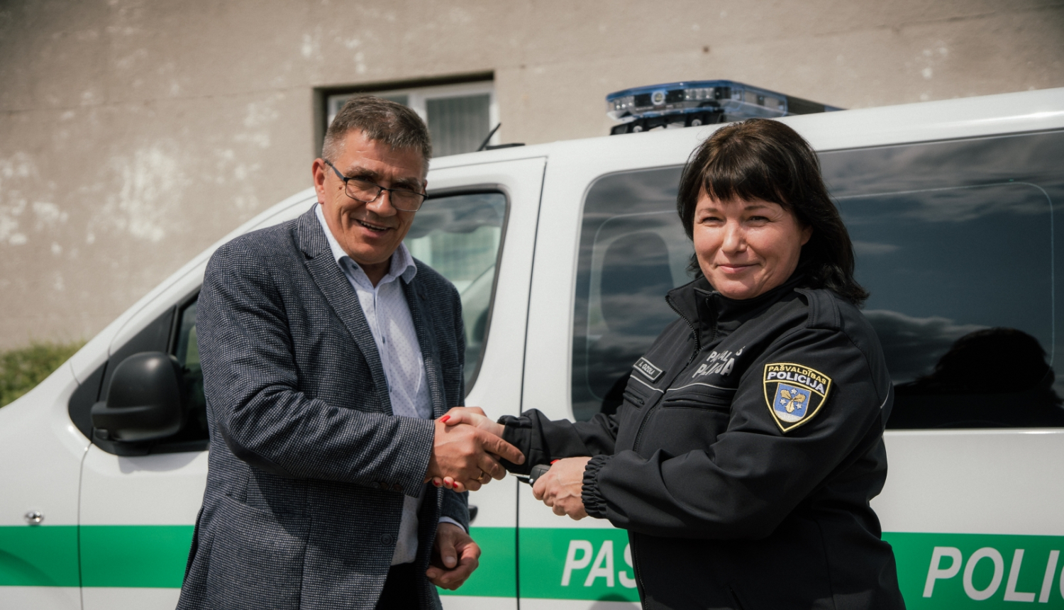 Andris Zālīts un Anita Ozola pie policijas auto