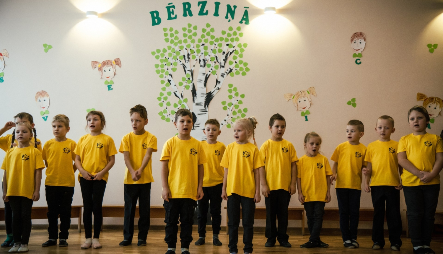 bērni koncertā