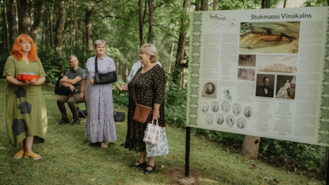 trīs sievietes pie jaunatklatā stenda