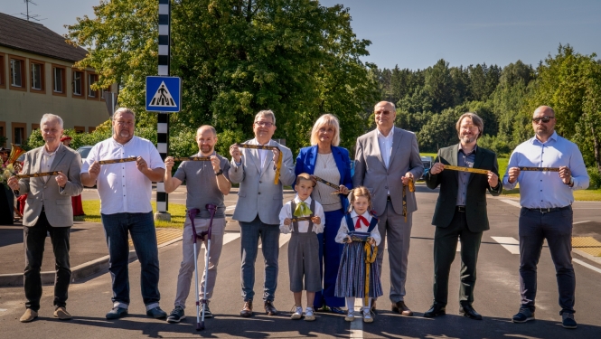 visi tur lentītes uz atklatā ceļa