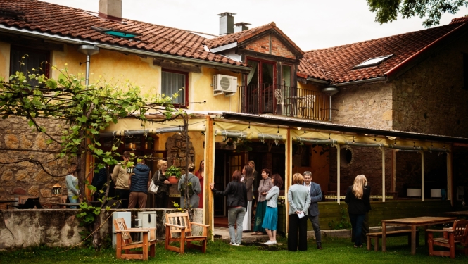 cilvēki apskata īpašumu