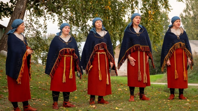 Sievietes tautastērpos uzstājas