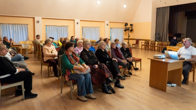iedzīvotāji sapulcējušies uz tikšanos ar vadību
