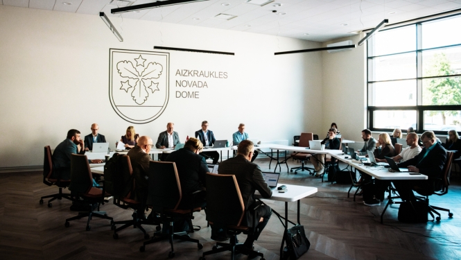 deputāti sēž jaunajā domes sēžu telpā