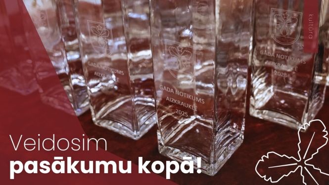 vāzes uz sarkana galda
