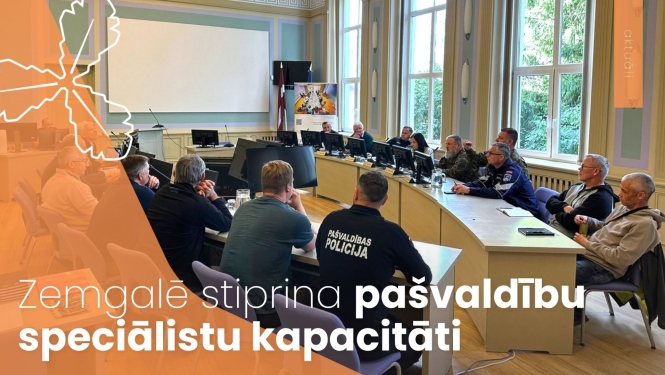 Cilvēki sēž pie galda