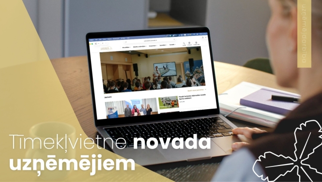 ācilvēks skatās datora ekrāna