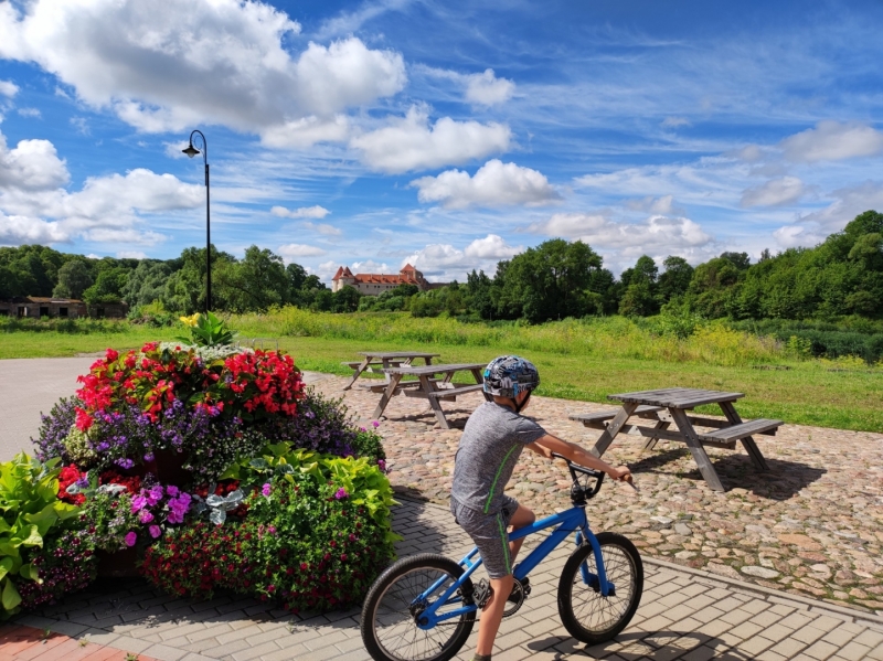 foto atpūtas vietā ar velobraucēju