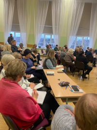 cilvēki piedalās apmācībās