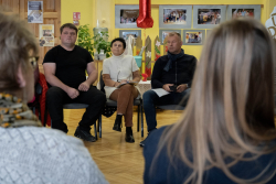 Cilvēki klausās prezentāciju