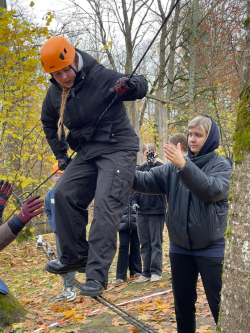 meitene pārvar šķēršļu trasi