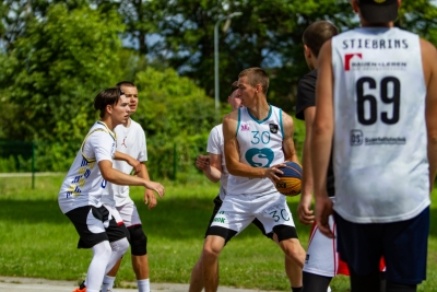 jaunieši spēle strītbolu